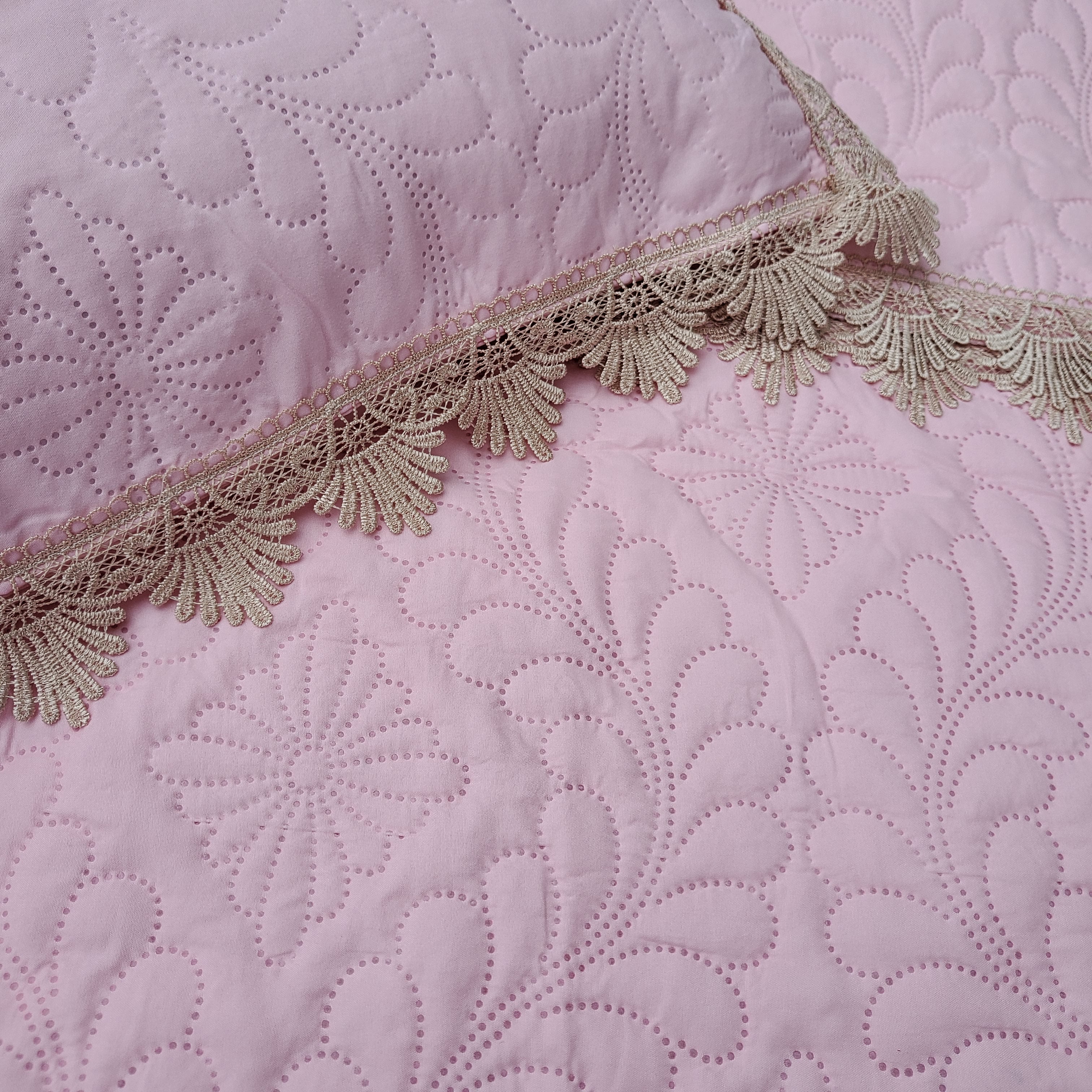 Metropolis Bloomingdales king Pink Laced Bed Bedcover, with 2 Pillow Covers