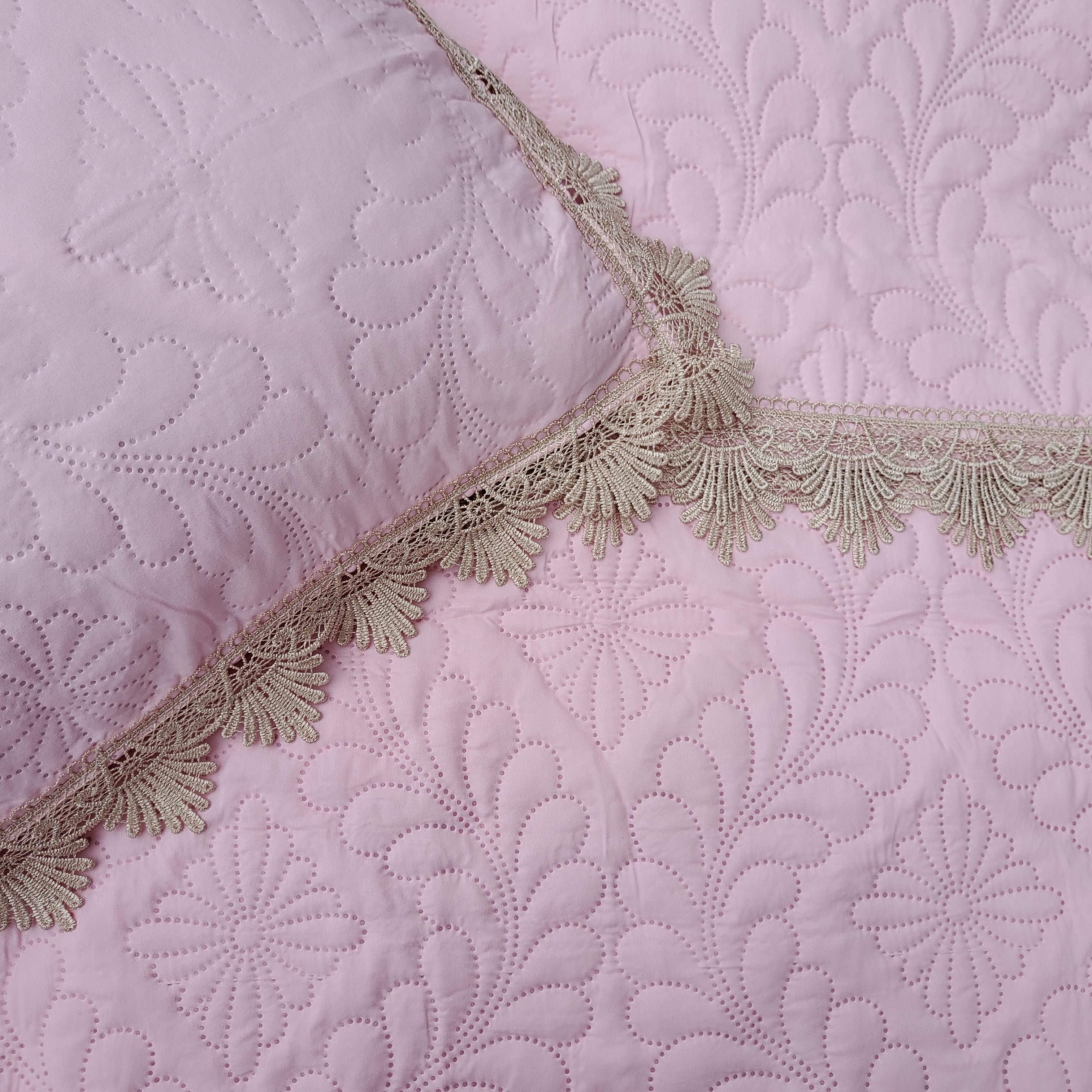 Metropolis Bloomingdales king Pink Laced  Bed Bedcover, with 2 Pillow Covers