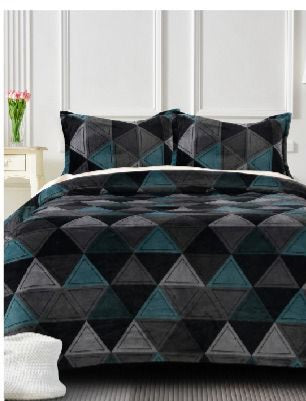 Keep cosy this holiday and all winter with our Bramble Quilt Set